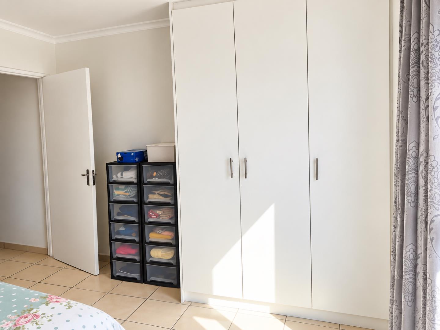 769280_Bright_Minimalist_Bedroom_Interior.png