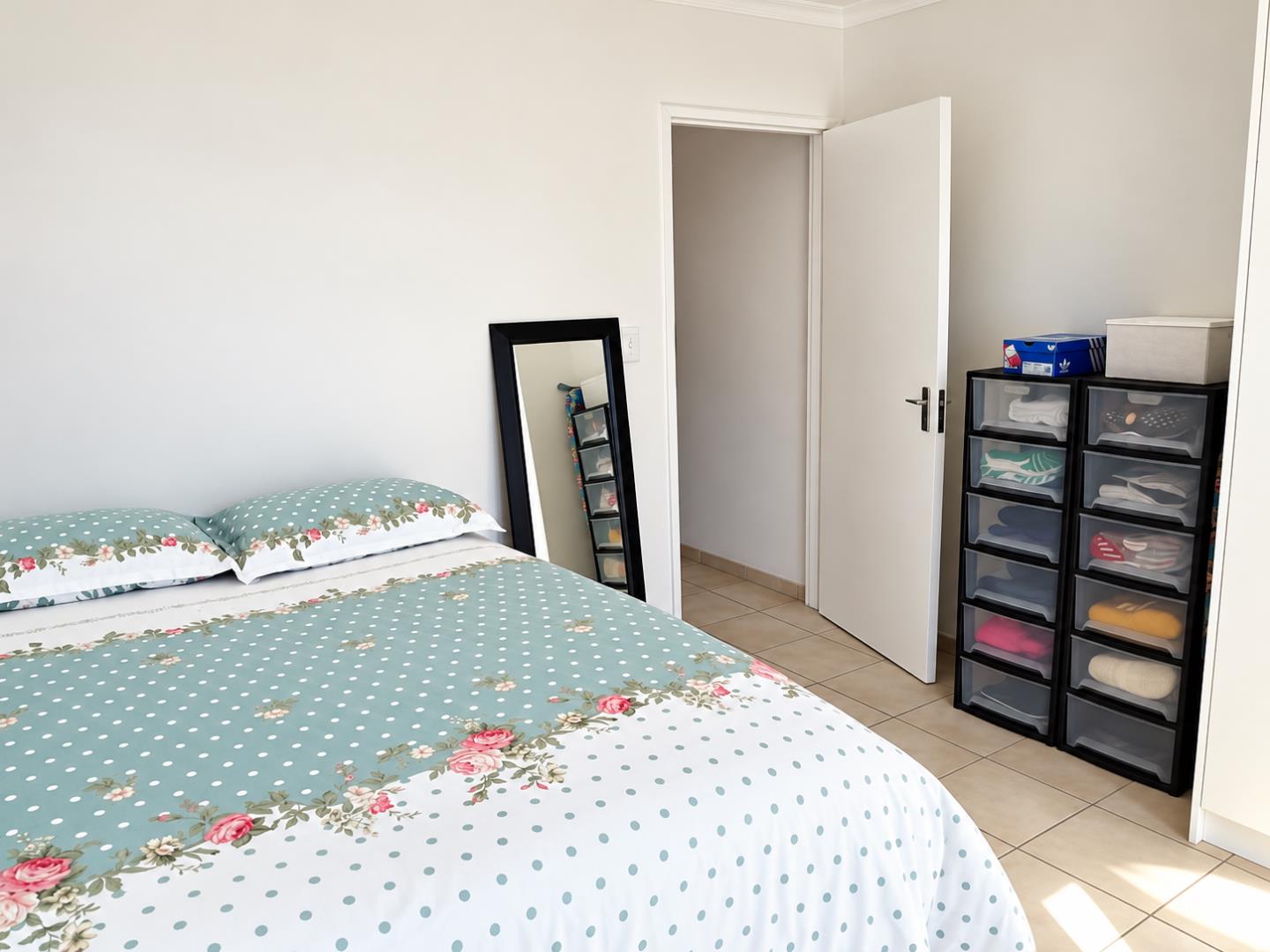 769280_Bright_Minimalist_Bedroom_with_Floral_Bedspread.png