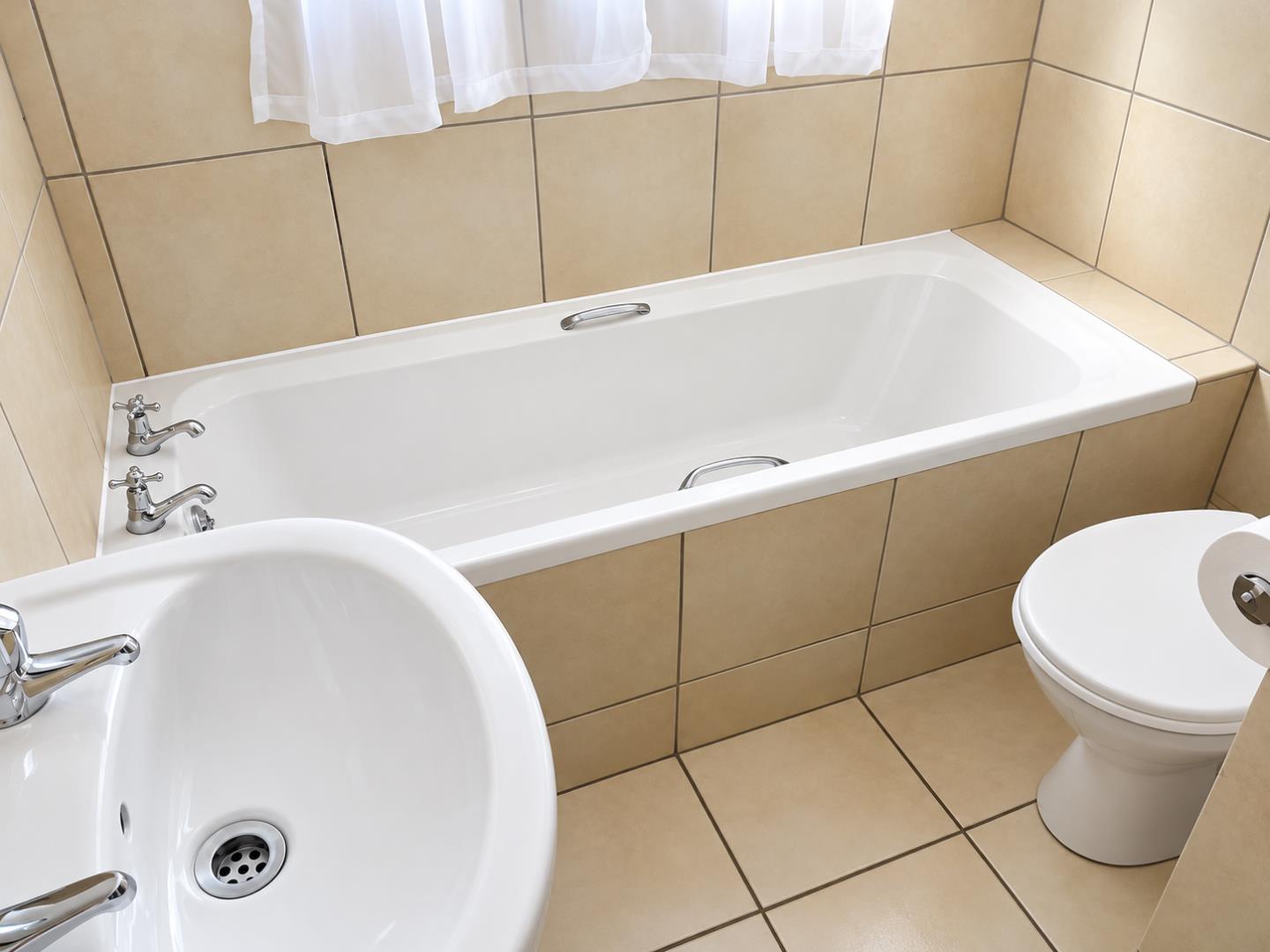 769280_Bright_Minimalist_Beige-Tiled_Bathroom.png