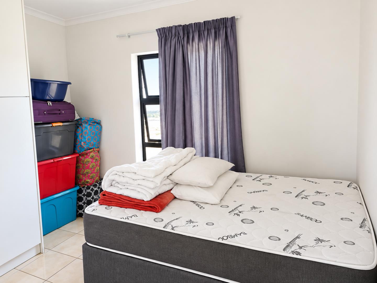 769280_Minimalist_Bedroom_with_Organised_Storage.png
