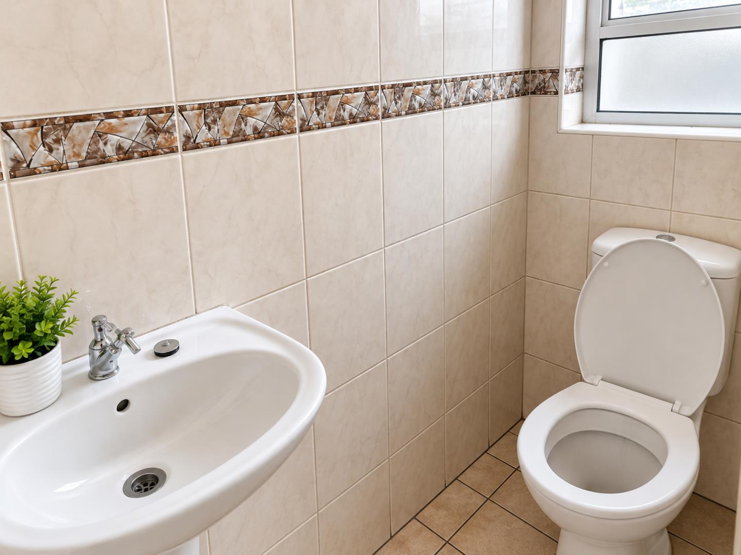 769695_Bright_Beige-Tiled_Bathroom_Corner.png