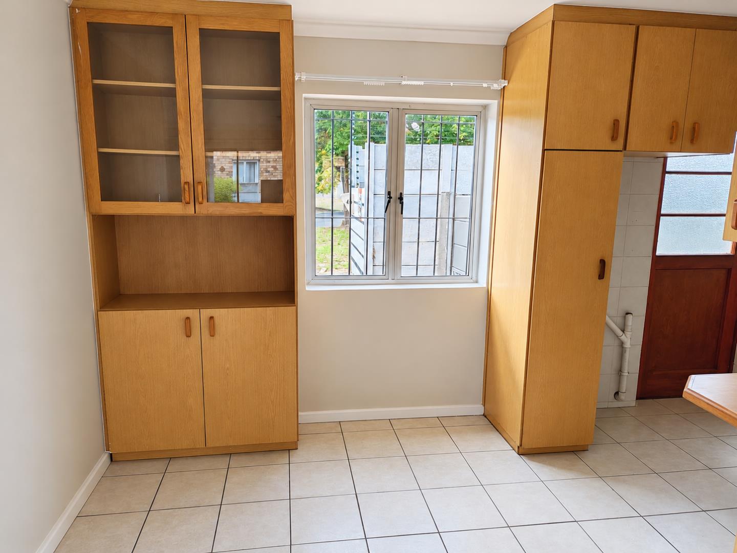 769788_Bright_Oak_Cabinet_Utility_Room.png