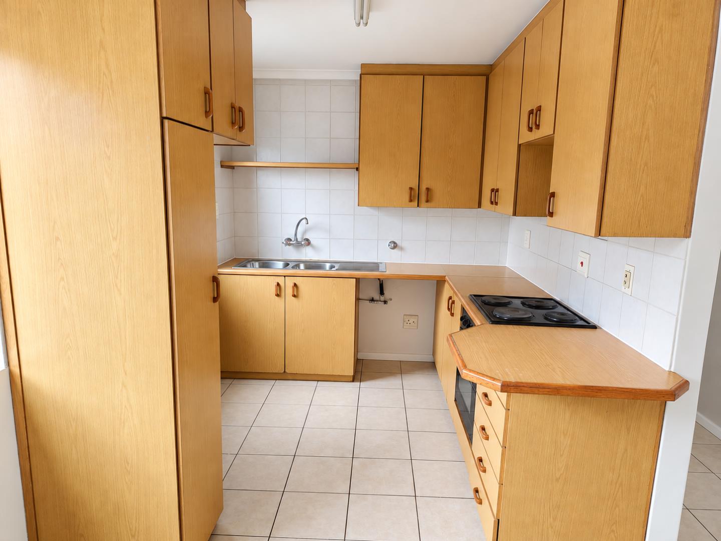 769788_Compact_Warm_Wood_U-Shaped_Kitchen.png
