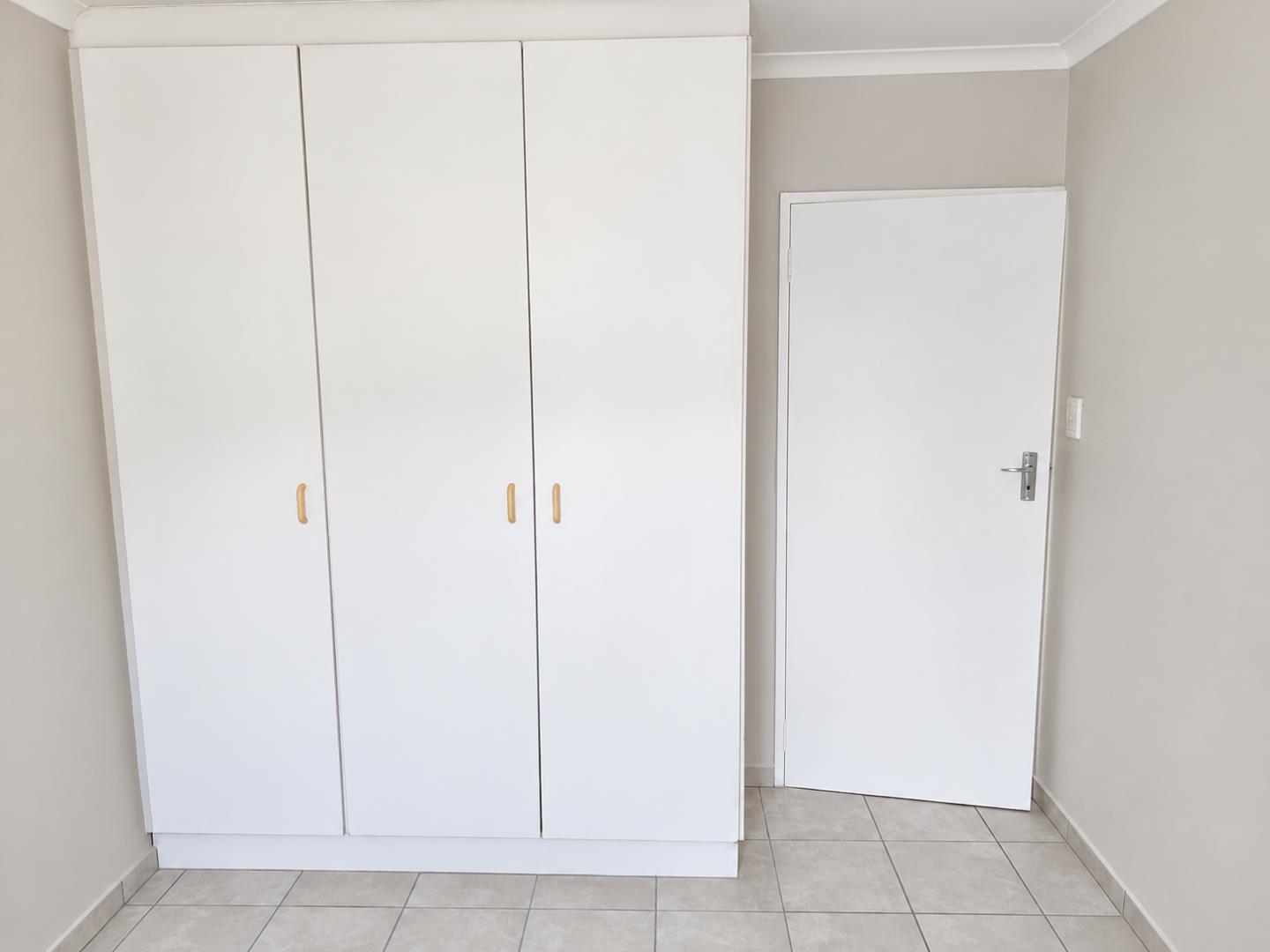769788_Minimal_White_Wardrobe_and_Door.png