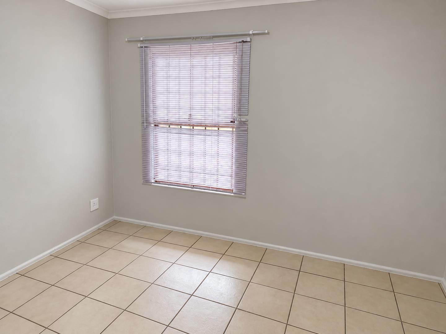 769798_Minimalist_Room_with_Venetian_Blinds.png